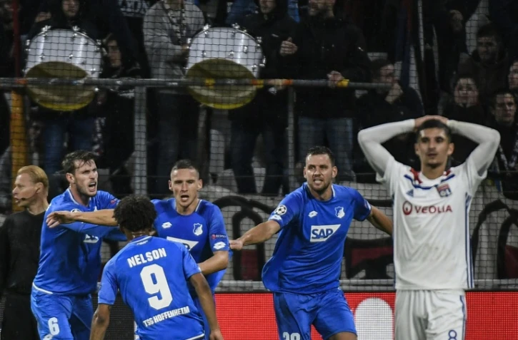 Les joueurs d'Hoffenheim (en bleu) célèbrent le but 2-2 contre l'Olympique lyonnais, devant le milieu lyonnais Houssem Aouar (droite), le 7 novembre 2018 à Décines-Charpieu