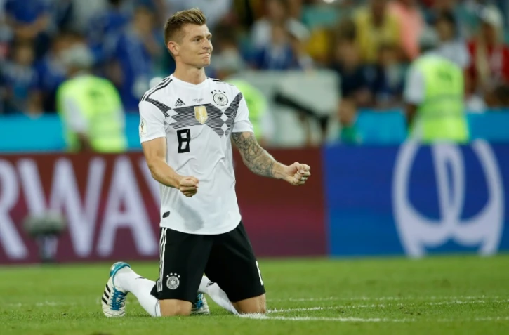 Le milieu Toni Kroos exulte après avoir inscrit le but de la victoire dans le temps additionnel face à la Suède au Mondial, le 23 juin 2018 à Sotchi 