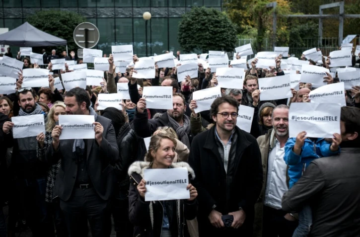 Les journalistes d'iTELE manifestent le 19 octobre 2016 devant le siège de leur chaîne à Boulogne-Billancourt