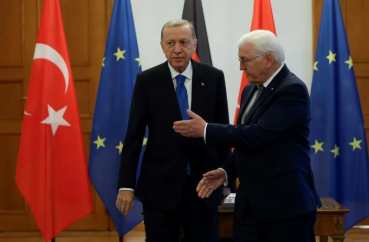 Le président allemand Frank-Walter Steinmeier (d) reçoit son homologue turc Recep Tayyip Erdogan, le 17 novembre 2023 au château de Bellevue, à Berlin