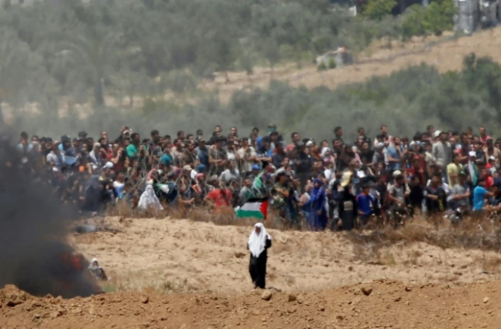 Des Palestiniens manifestent près de la frontière israélienne à Gaza, le 14 mai 2018