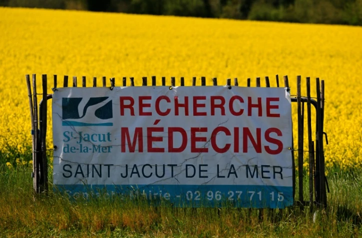 Une affiche de recrutement de médecins à Saint-Jacut-de-la-mer, dans l'ouest de la France, le 11 avril 2025