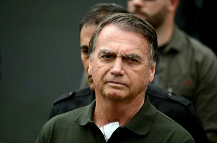 L'ancien président brésilien Jair Bolsonaro, assigné à résidence, quitte l'hôpital DF Star de Brasilia, après avoir subi une série d'examens médicaux, le 14 septembre 2025