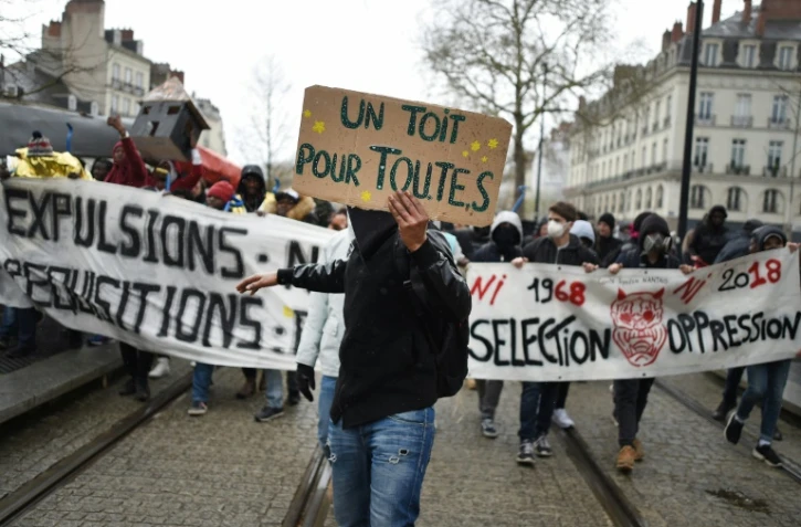 Un millier de personnes, dont des migrants et des occupants de la ZAD de Notre-Dame-des-Landes,  manifestent le 31 mars 2018 à Nantes contre "toutes les expulsions", alors que prend fin la trêve hivernale