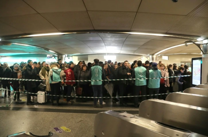Les usagers de la ligne automatique 14 à la station de métro Saint-Lazare à Paris, le 9 décembre 2019