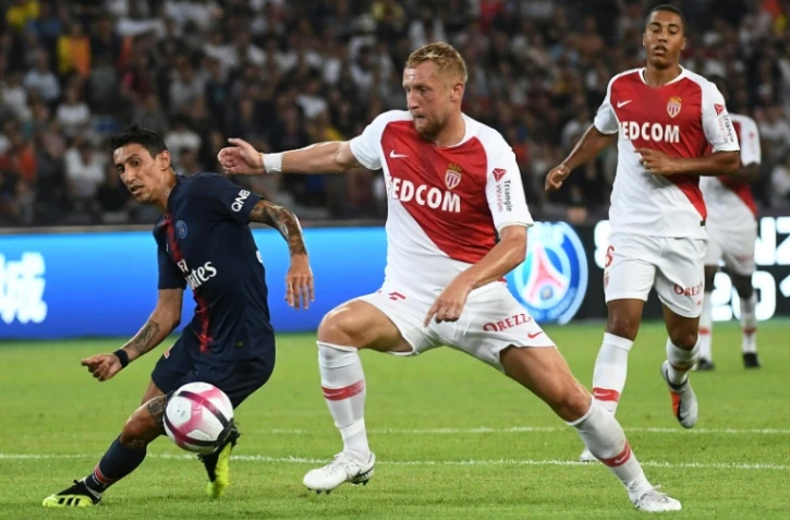 L'ailier argentin du PSG Angel Di Maria (g) à la lutte avec le défenseur polonais de Monaco Kamil Glik, lors du Trophée des Champions, le 4 août 2018 à Shenzhen