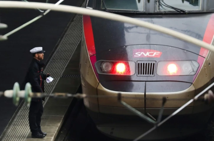 Le rapporteur du projet de réforme ferroviaire Jean-Baptiste Djebbari (La République en marche) a annoncé jeudi sur LCP que l'État reprendrait "entre 30 et 35 milliards d'euros" de la dette de la SNCF