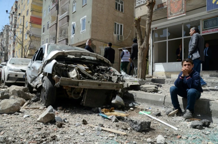 Photo prise à Diyarbakir en Turquie, le 12 avril 2017, sur le site de l'explosion qui a fait plusieurs victimes