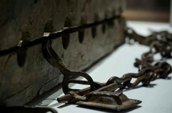 Des fers pour entraver les chevilles des esclaves au Rijksmuseum d'Amsterdam, dans le cadre d'une exposition sur l'esclavage, le 12 mai 2021 aux Pays-Bas