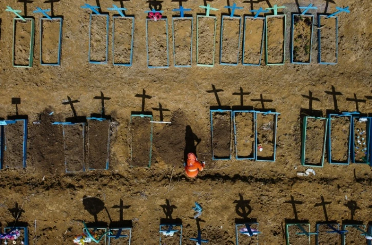 Vue aérienne du cimetière Nossa Senhora Aparecida près de Taruma, Manaus, au Brésil, le 2 juin 2020