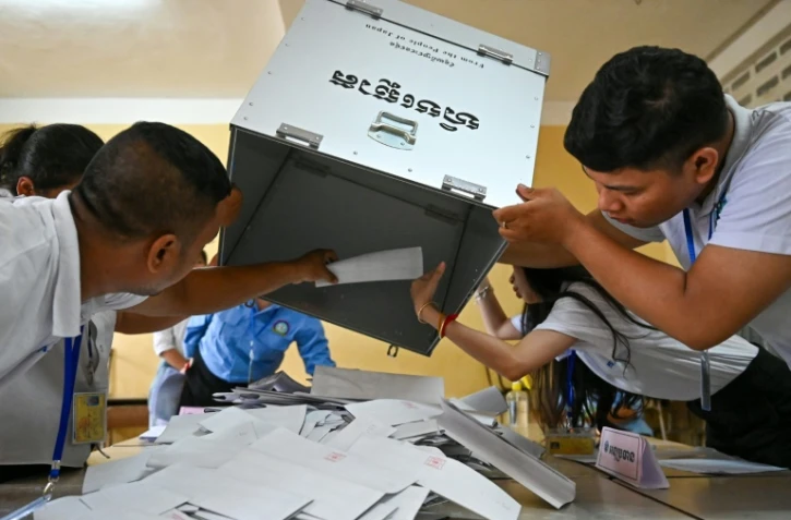 Début du dépouillement après les élections législatives au Cambodge, le 23 juillet 2023 à Phnom Penh