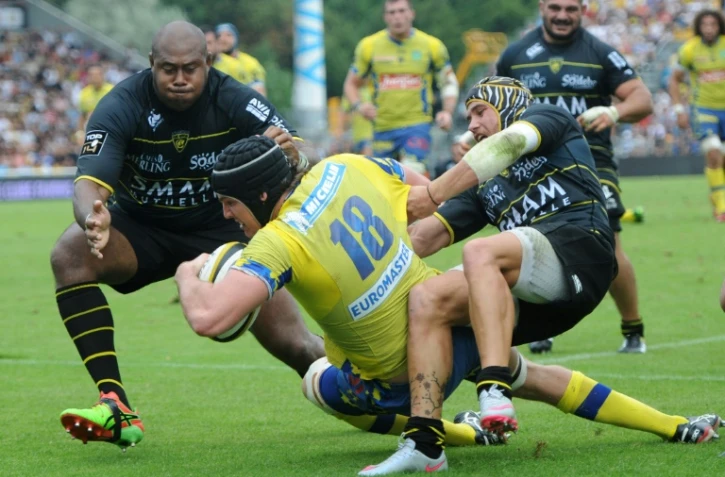 Le Clermontois Arthur Ituria (c) marque un essai conrte La Rochelle en Top 14 au stade Marcel-Deflandre, le 22 août 2015