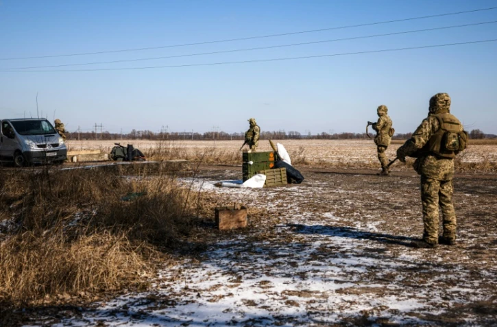 Des soldats ukrainiens à un checkpoint près du village de Velyka Dymerka, aux portes de Kiev, le 10 mars 2022