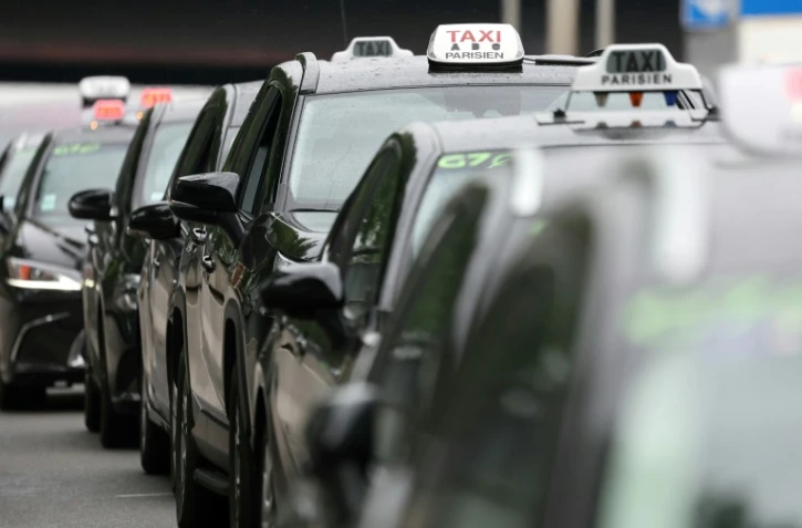 Des chauffeurs de taxis manifestent sur l'autoroute A1, près de Paris, le 21 mai 2025