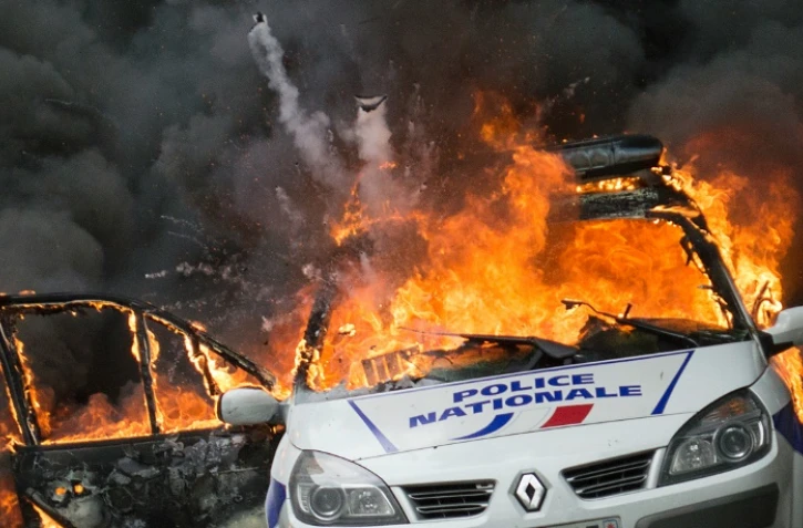 Une voiture de police incendiée par des manifestants anti-police à Paris, le 18 mai 2016