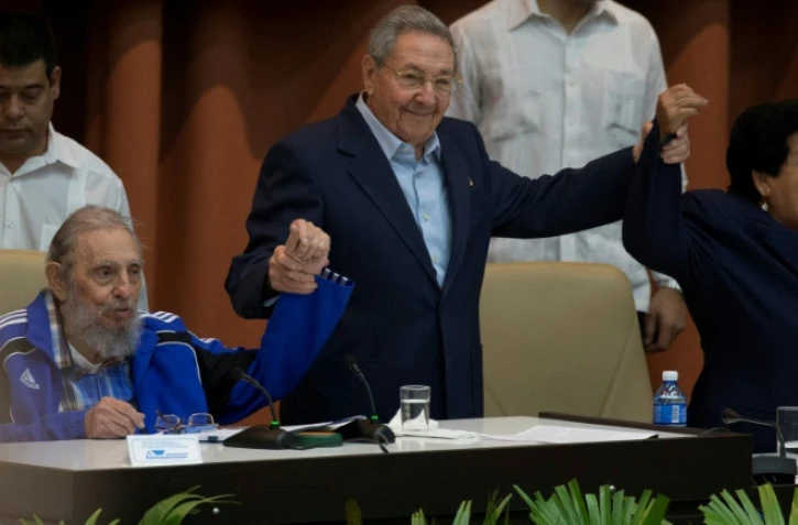 Une photo fournie par le site officiel cubain www.cubadebate.cu montrant le président Raul Castro (c) et l'ex-président Fidel Castro (g) à la clôture du congrès du Parti communiste à La Havane, le 19 avril 2016