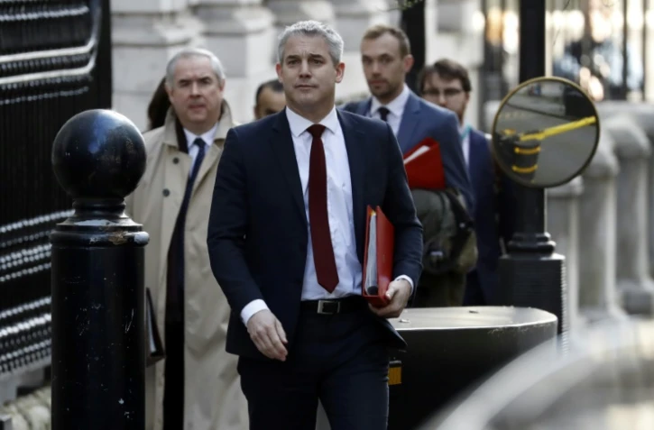 Le ministre du Brexit Stephen Barclay (c) et l'attorney général Geoffrey Cox (g), le 5 mars 2019 à Londres