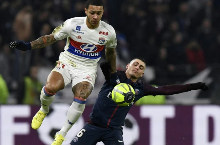 L'attaquant de Lyon Memphis Depay (G) et le milieu de terrain du PSG Marco Verratti au stade Decines-Charpieu le 21 janvier 2018