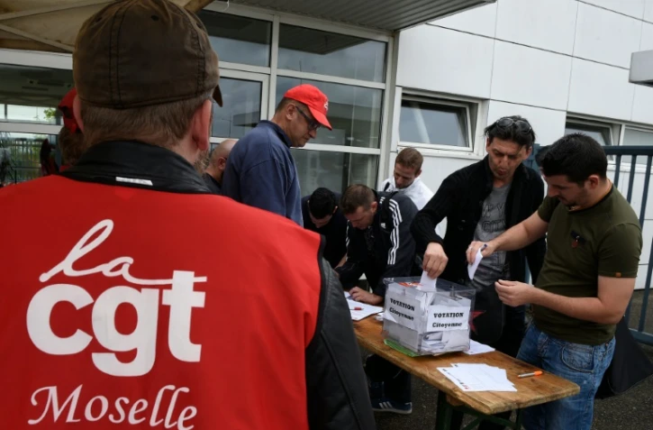Des salariés votent lors du référendum d'entreprise consultatif organisé le 11 septembre 2015 à l'usine Smart à Hambach