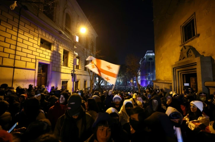 Des manifestants se rassemblent pour une septième journée consécutive de manifestations de masse contre le report par le gouvernement des négociations d'adhésion à l'Union européenne jusqu'en 2028, dans le centre de Tbilissi, le 5 décembre 2024