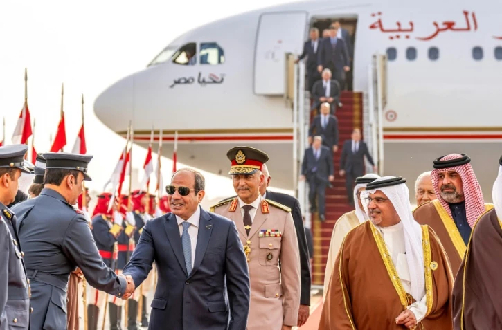 Dans cette photo publiée par l'agence officielle bahreïnie BNA, le président égyptien Fattah al-Sissi arrive à Manama le 15 mai 2024, à la veille du  sommet de la Ligue arabe