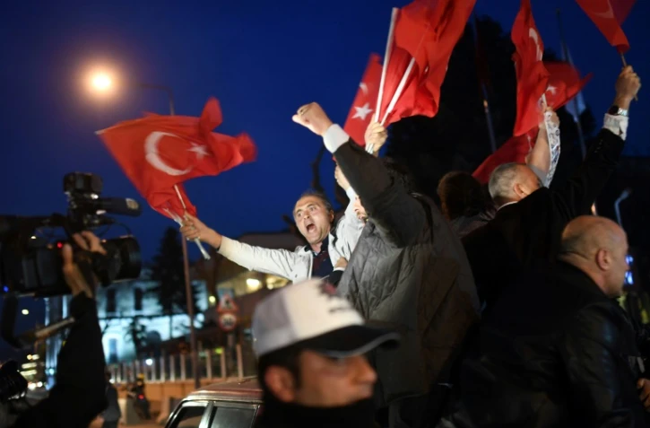 Les partisans du "oui" au référendum en Turquie à Istanbul le 16 avril 2017