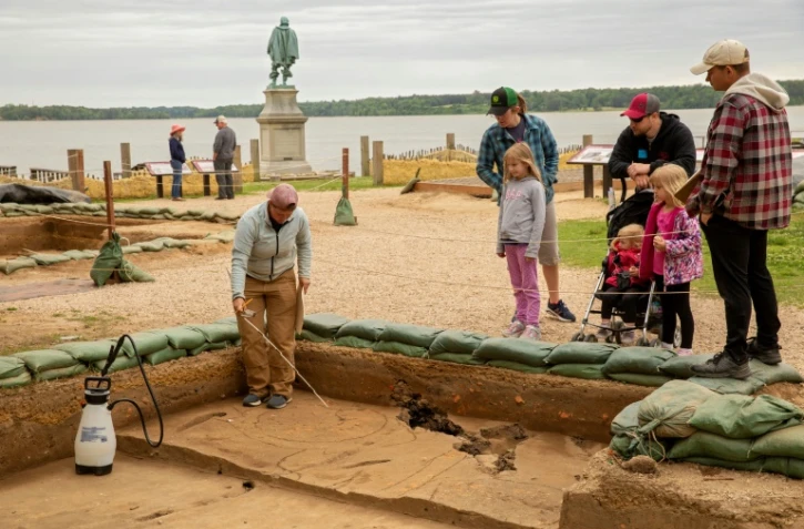 L'archéologue Caitlin Delmas entourée de sacs de sable qui permettent de protéger les vestiges des intempéries, de plus en plus intenses sur le site historique de Jamestown, sur la côte est américaine, le 10 mai 2022