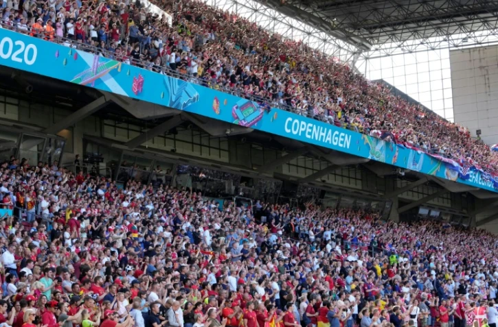 Une foule assiste à un match de football Croatie-Espagne à Copenhague le 28 juin 2021