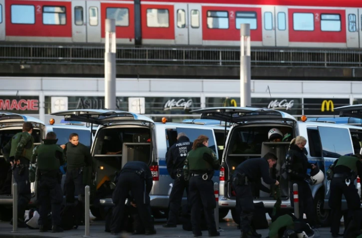Des policiers se préparent à encadrer une manifestation du mouvement antimigrants Pegida, à Cologne, dans l'ouest de l'Allemagne, le 9 janvier 2016