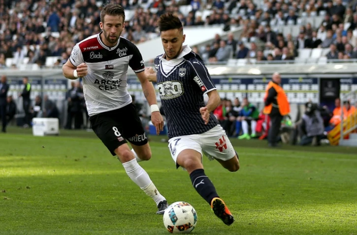 Le Bordelais Adam Ounas (d) face à Guingamp en Ligue 1, le 19 février 2017 au Matmut Atlantique
