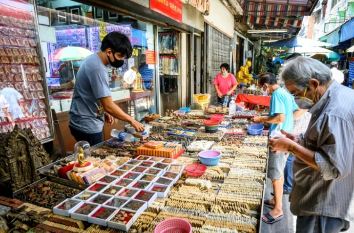 Des amulettes bouddhistes vendues sur un marché de Bangkok, le 2 juin 2020 en Thaïlande