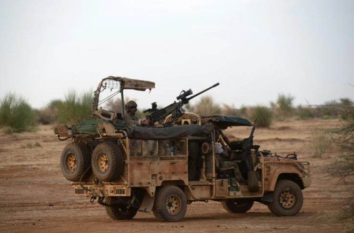 Photo non datée d'une patrouille de soldats français à proximité de la base de Ménaka, au Mali