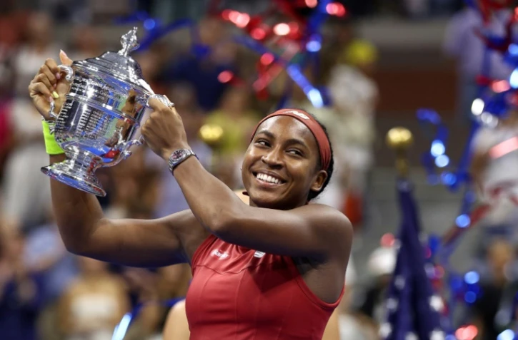L'Américaine Coco Gauff, radieuse, soulève le trophée de l'US Open, après sa victoire en finale contre la Bélarusse Aryna Sabalenka, le 9 septembre 2023 à New York