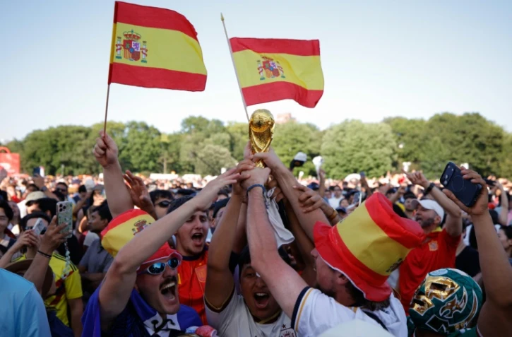 Des supporteurs de l'Espagne laissent éclater leur joie après la victoire de leur équipe face à l'Argentine, le 19 juillet à Central Park à New York