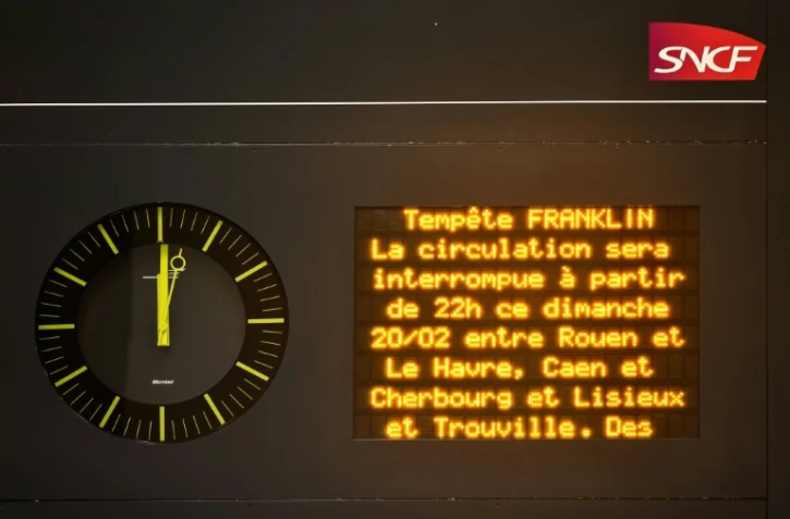 Un panneau lumineux informe les voyageurs de la circulation interrompue des trains en raison de la tempête Franklin à la gare du Havre, le 20 février 2022