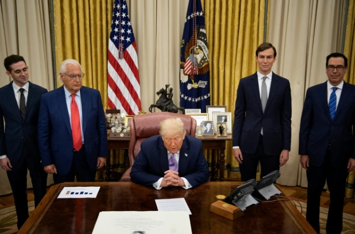 L'ambassadeur américain en Israël David Friedman (2è g), le conseiller Jared Kushner (2e d) et le secretaire au Trésor Steven Mnuchin (d) écoutent Donald Trump annoncer l'accord entre Israël et les Emirats Arabes Unis le 13 août 2020 à la Maison Blanche