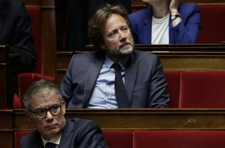 Le chef de file des députés socialistes Boris Vallaud et le premier secrétaire
du PS sortant Olivier Faure en séance au Parlement, le 27 mai 2025 à Paris
