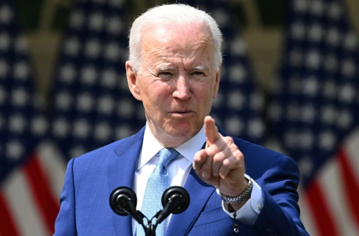 Le président américain Joe Biden lors d'un discours dans les jardins de la Maison Blanche, le 8 avril 2021