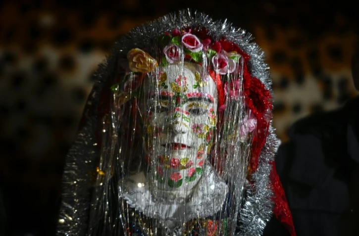 La mariée de la minorité musulmane Pomak de Bulgarie, Nefie Eminkova, 21 ans, pose lors de son mariage dans le village de Ribnovo, le 9 janvier 2022