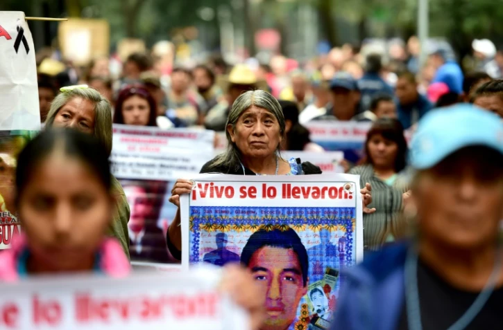 Les proches des 43 étudiants disparus de l'école normale rurale de Ayotzinapa manifestent à Mexico City à l'occasion du premier anniversaire du drame, le 26 septembre 2015
