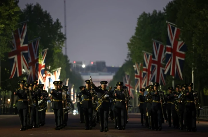 L'orchestre de la Royal Air Force participe à une répétition nocturne pour le défilé marquant les 80 ans de la fin de la Seconde Guerre mondiale en Europe sur le Mall, dans le centre de Londres, le 3 mai 2025