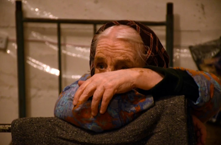 Une femme âgée réfugiée dans un abri installé dans un immeuble à Stepanakert, le 28 septembre 2020