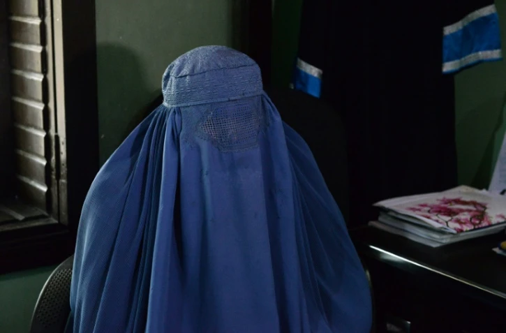Nadia, une femme afghane qui tente de divorcer de son mari, lors d'un entretien dans le bureau de son avocat, à Jalalabad en Afghanistan le 16 janvier 2017