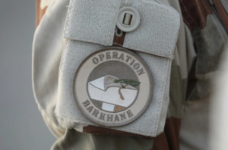 Deux militaires de la force française Barkhane au Sahel, du 1er régiment de hussards parachutistes de Tarbes, ont été tués en opération au Mali par l'explosion d'un engin explosif improvisé (IED) au passage de leur véhicule blindé