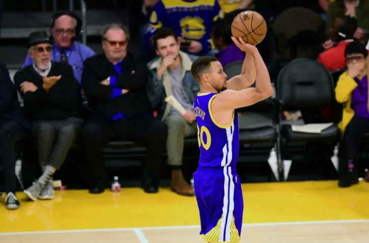 Stephen Curry, photographié le 4 novembre 2016 avec son équipe des Golden state Warriors, mène la charge des sportifs américains contre Donald Trump