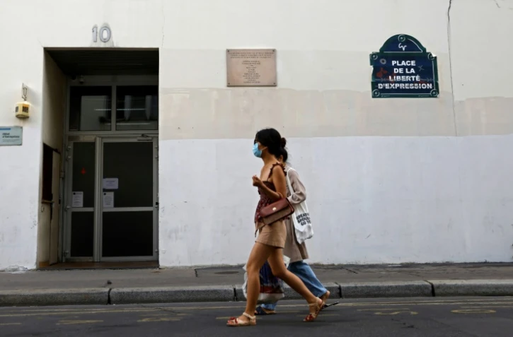 La plaque commémorative et l'immeuble qui abritait les locaux de Charlie Hebdo, le 30 aout 2020 à Paris, où l'attentat a eu lieu en janvier 2015