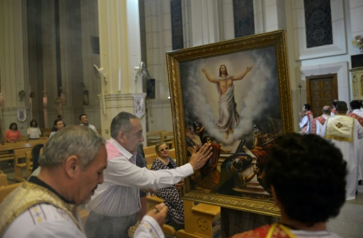 Des chrétiens coptes assistent à une messe à l'église Sainte Marie au Caire, le 23 avril 2017, avant la visite du pape François 