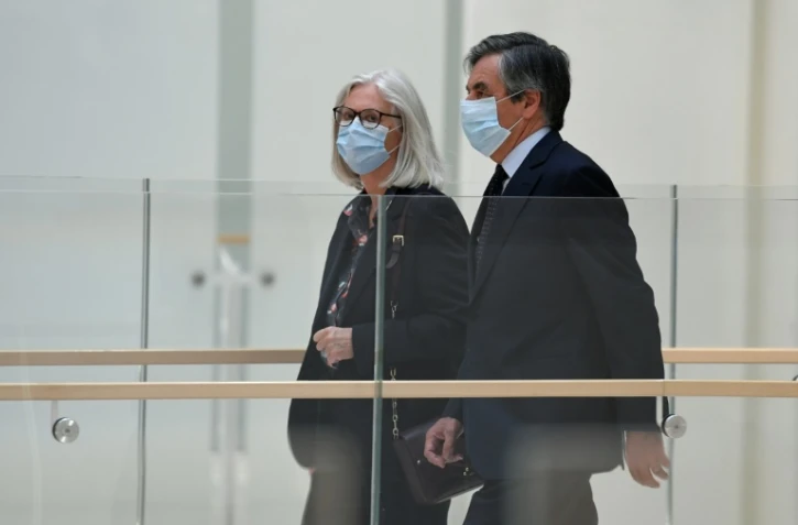L'ex-Premier ministre français François Fillon (d) et son épouse Penelope Fillon arrivent au palais de justice de Paris, le 29 juin 2020