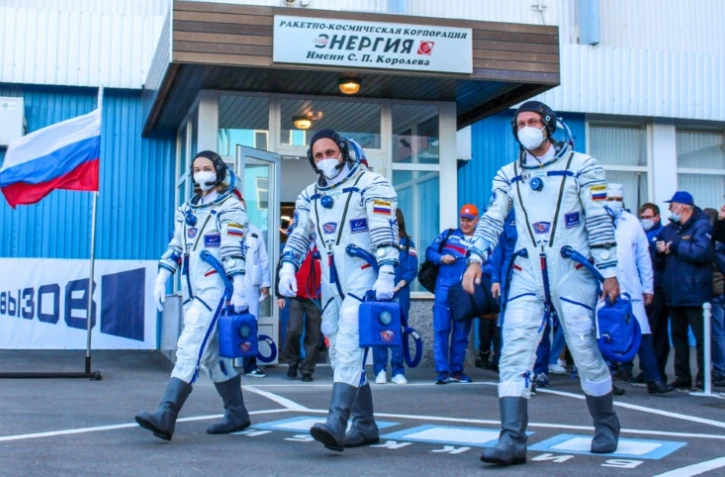 Photo prise et publiée le 5 octobre 2021 par Roscosmos des membres de l'équipage russe du vaisseau Soyouz: le cosmonaute Anton Chkaplerov (c), l'actrice Ioulia Peressild (g) et le réalisateur Klim Chipenko sur le cosmodrome de Baïkonour au Kazakhstan