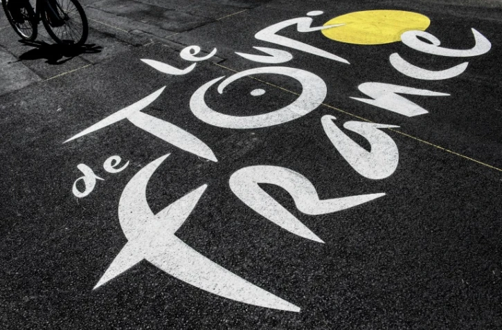 Logo du Tour de France peint sur la chaussée, le 10 juillet 2015 lors de la 7e étape entre Livarot et Fougères